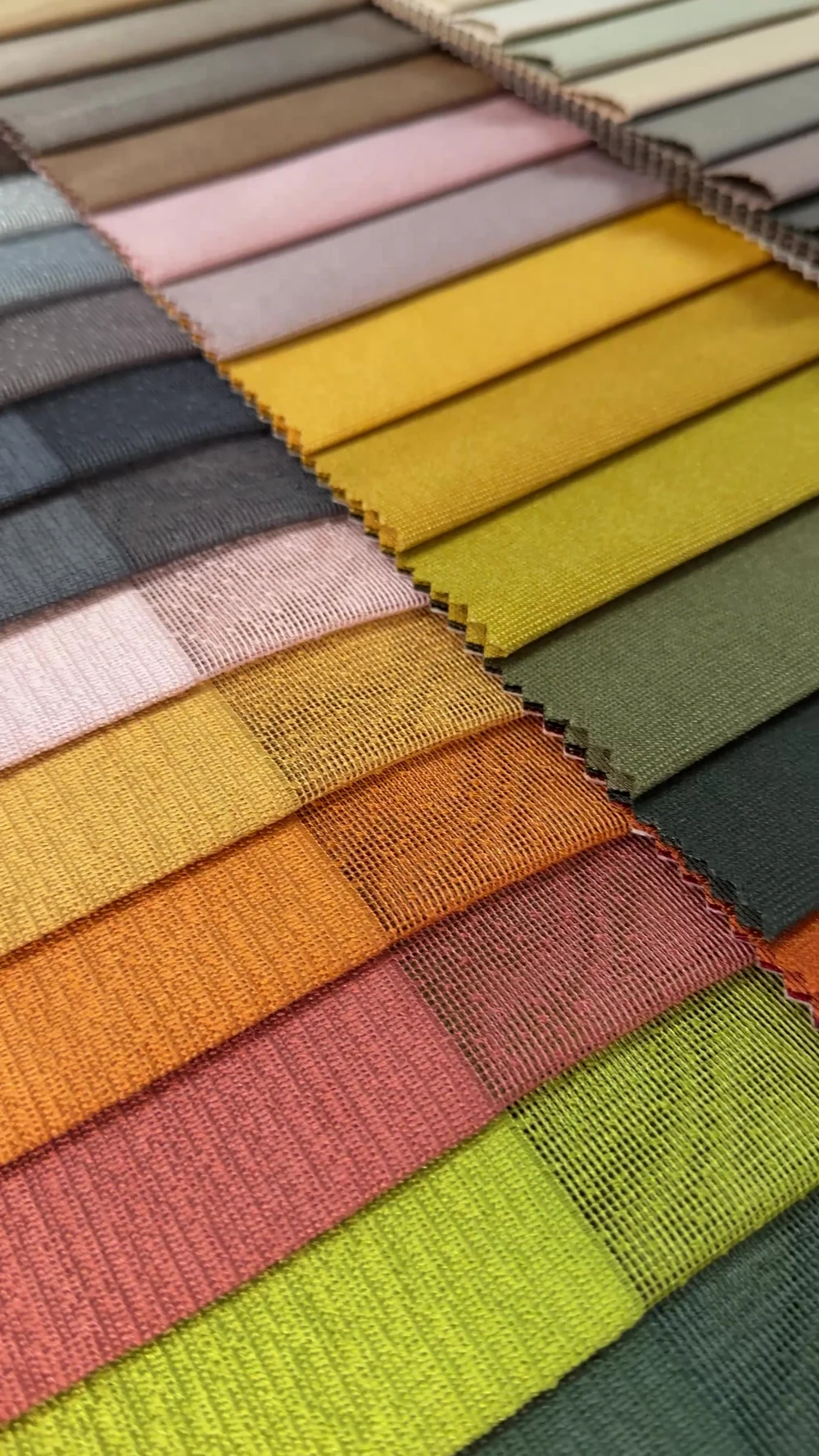 Detailbeeld van de stoffen en kleuren.