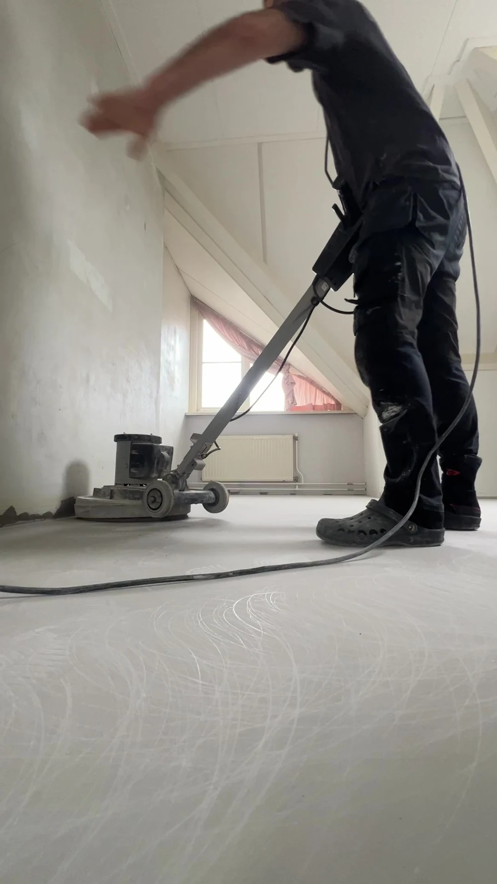 Vloerbewerking op locatie: het werk in uitvoering.