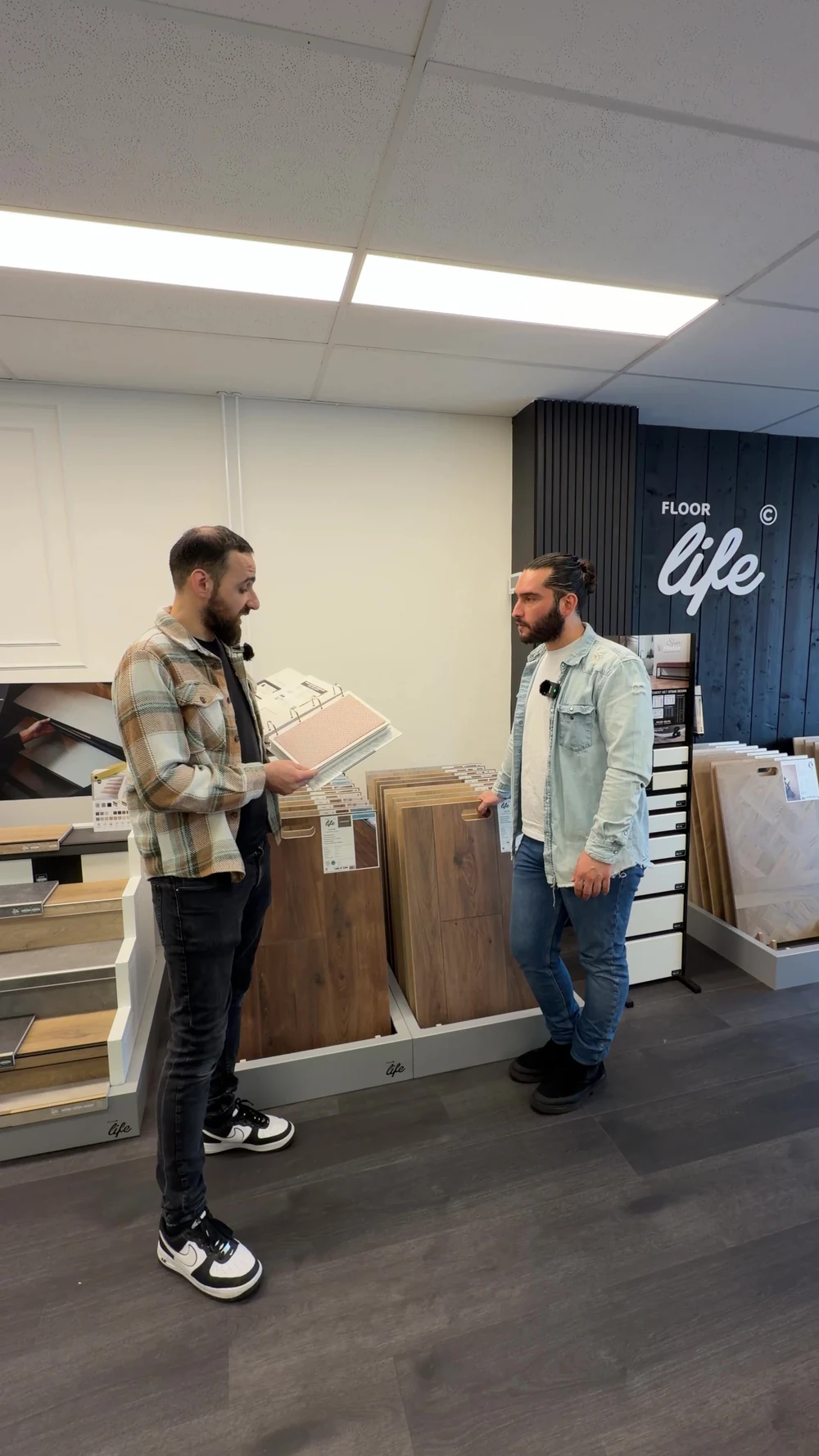 Een gesprek tussen de vloerproducten in de showroom.