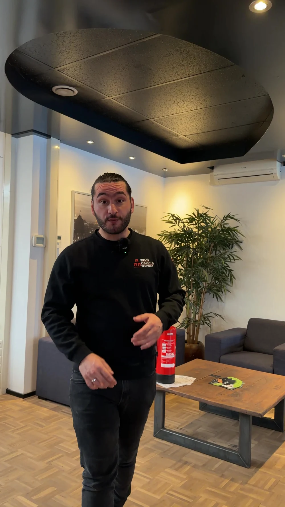 Presentatie voor de camera in de bedrijfsomgeving.