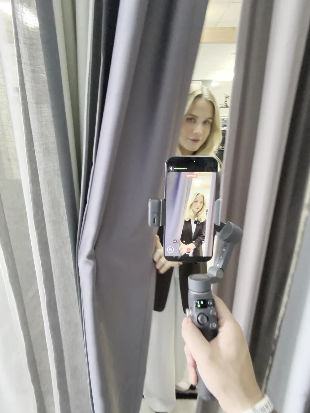 Achter de schermen: opname van de presentatrice met de gimbal.